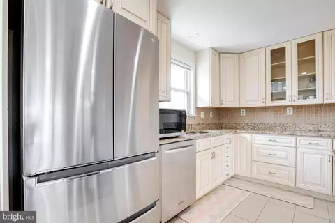 Kitchen - 5705 Spruce Dr, Clinton, MD 20735 photo 5 of 8