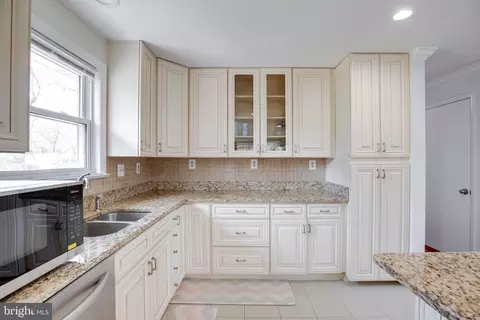 Kitchen - 5705 Spruce Dr, Clinton, MD 20735 photo 6 of 8