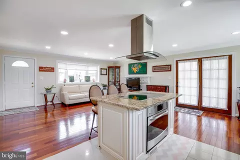 Kitchen - 5705 Spruce Dr, Clinton, MD 20735 photo 7 of 8