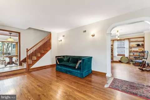 Living - 5726 39th Ave, Hyattsville, MD 20781 photo 2 of 4