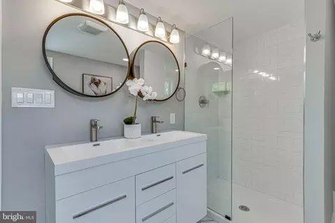 Bath - 4105 30th St, Mount Rainier, MD 20712 photo 3 of 6