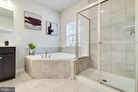 Bath - 13706 Missouri Ave, Brandywine, MD 20613 photo 3 of 8