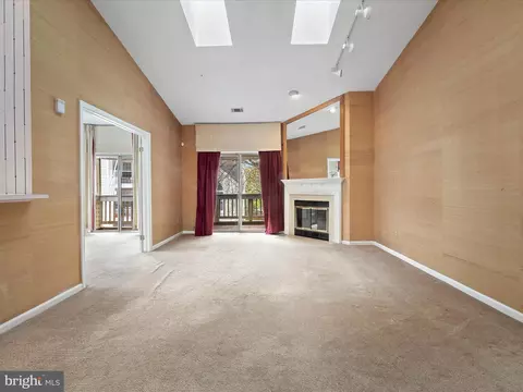 Living - 7908 Crows Nest Ct #313, Laurel, MD 20707 photo 2 of 4