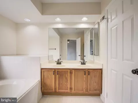 Bath - 9200 Ispahan Loop, Laurel, MD 20708 photo 4 of 8