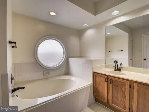 Bath - 9200 Ispahan Loop, Laurel, MD 20708 photo 5 of 8
