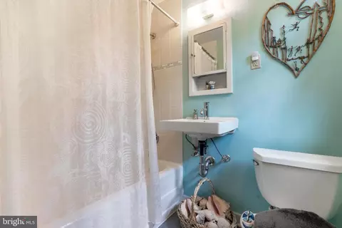 Bath - 9 Ridge #E, Greenbelt, MD 20770 photo 1 of 1