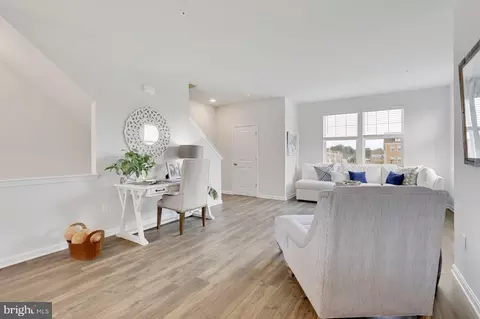 Living - 8835 Mimosa Ave, Clinton, MD 20735 photo 6 of 10