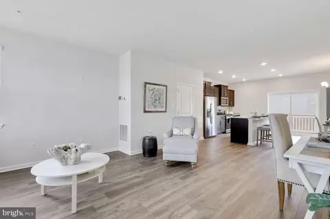 Living - 8835 Mimosa Ave, Clinton, MD 20735 photo 7 of 10