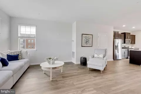 Living - 8835 Mimosa Ave, Clinton, MD 20735 photo 8 of 10