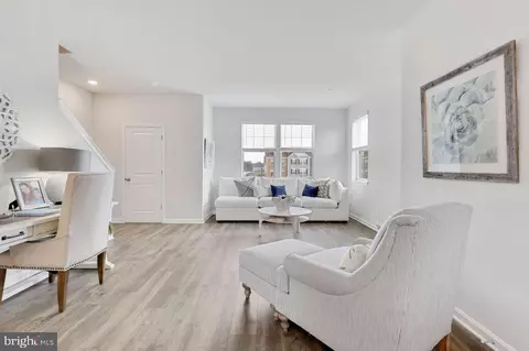 Living - 8835 Mimosa Ave, Clinton, MD 20735 photo 5 of 10
