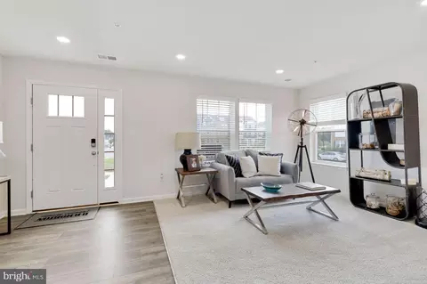 Living - 8835 Mimosa Ave, Clinton, MD 20735 photo 3 of 10