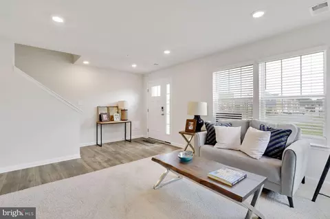 Living - 8835 Mimosa Ave, Clinton, MD 20735 photo 4 of 10
