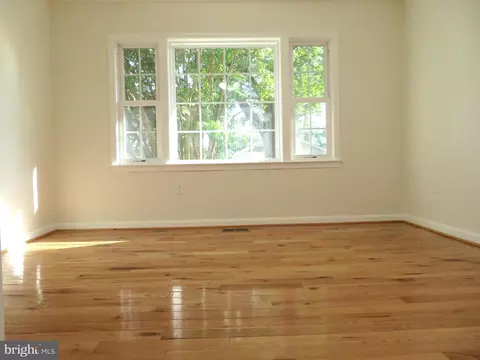 Living - 8642 Leslie Ave, Glenarden, MD 20706 photo 6 of 11