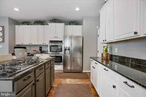 Kitchen - 2210 Dunrobin Dr, Bowie, MD 20721 photo 7 of 8