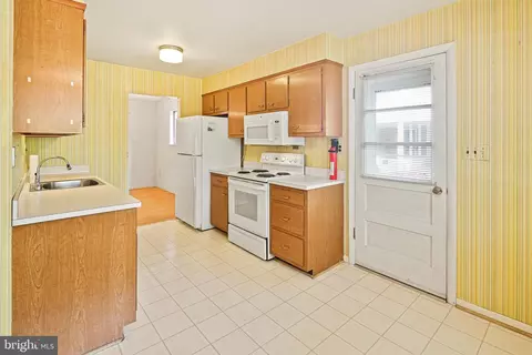 6310 Barrs Ln, Lanham, MD 20706 photo 9