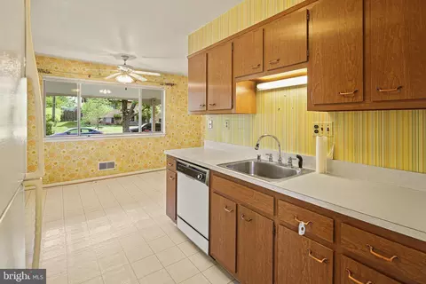 6310 Barrs Ln, Lanham, MD 20706 photo 8