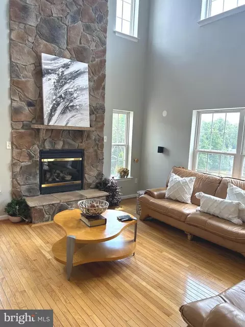 Living - 3203 Collins St, Clinton, MD 20735 photo 3 of 4