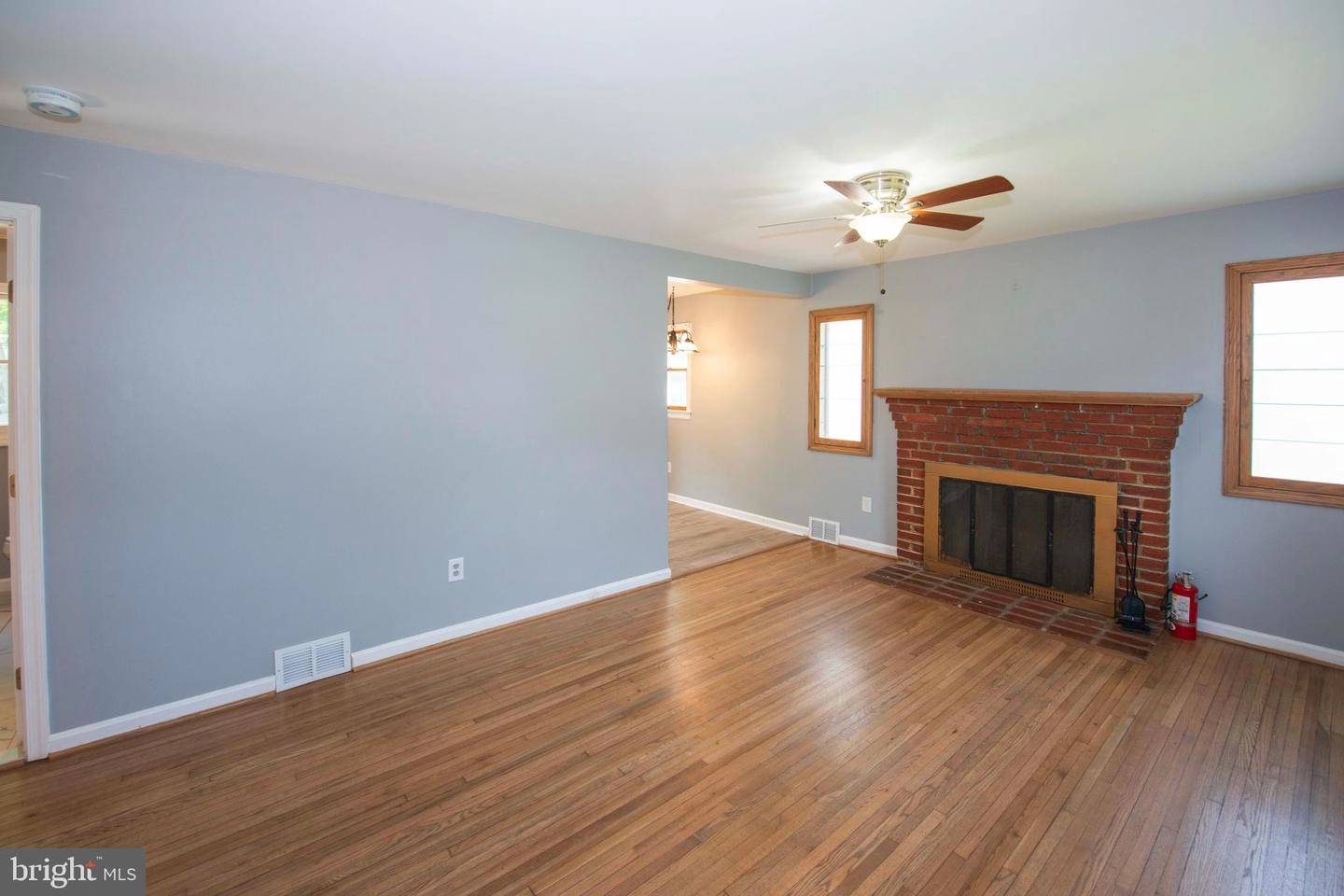 Living - 9424 Washington Blvd, Lanham, MD 20706 photo 3 of 5