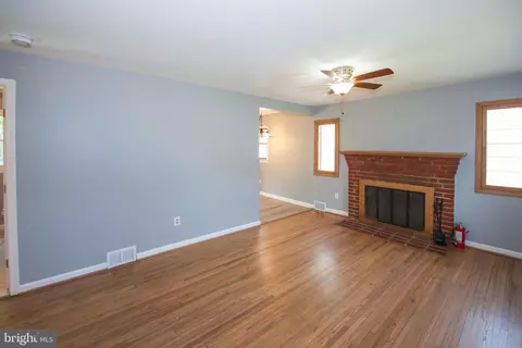 Living - 9424 Washington Blvd, Lanham, MD 20706 photo 3 of 5