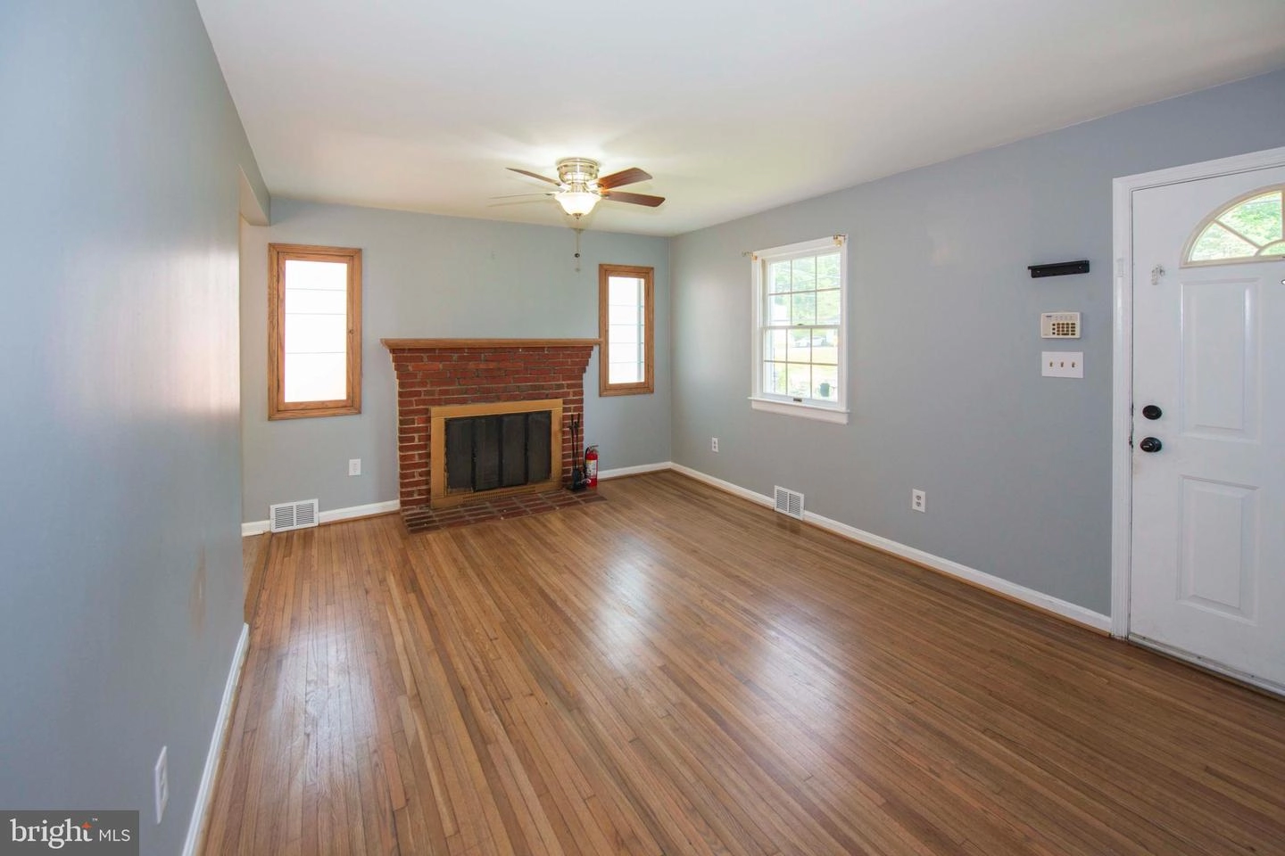 Living - 9424 Washington Blvd, Lanham, MD 20706 photo 2 of 5