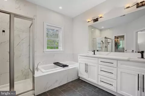 Entry Way - 608 Laurel Ave, Laurel, MD 20707 photo 7 of 9