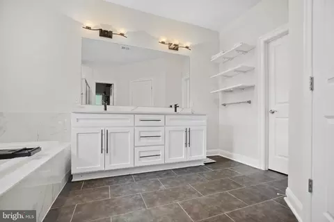 Entry Way - 608 Laurel Ave, Laurel, MD 20707 photo 8 of 9
