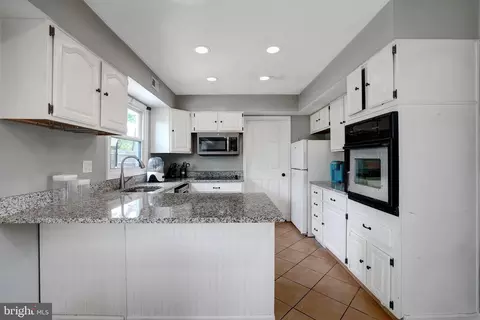 Kitchen - 4727 Ramsgate Ln, Bowie, MD 20715 photo 4 of 6