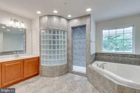 Bath - 6401 Oglethorpe Mill Dr, Brandywine, MD 20613 photo 2 of 6