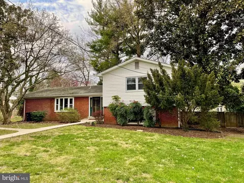 20 Alexandria Dr, Oxon Hill, MD 20745