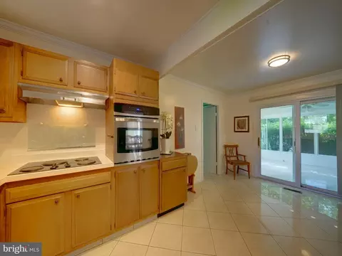 Kitchen - 15736 Pointer Ridge Dr, Bowie, MD 20716 photo 4 of 6