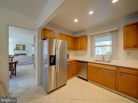 Kitchen - 15736 Pointer Ridge Dr, Bowie, MD 20716 photo 2 of 6