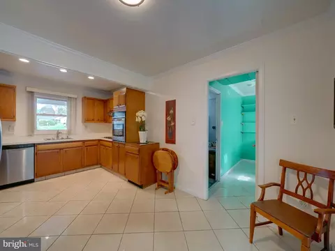 Entry Way - 15736 Pointer Ridge Dr, Bowie, MD 20716 photo 4 of 9