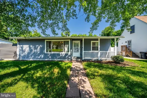 225 Seneca Dr, Oxon Hill, MD 20745