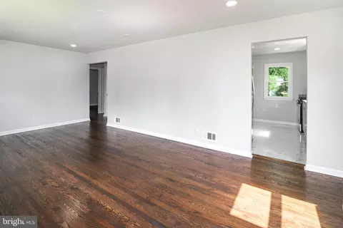 5306 Barker Pl, Lanham, MD 20706 photo 2