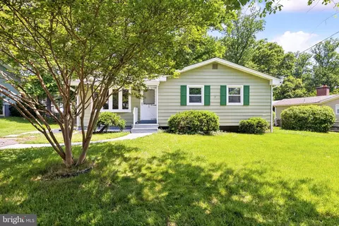 5 Greenway Pl, Greenbelt, MD 20770