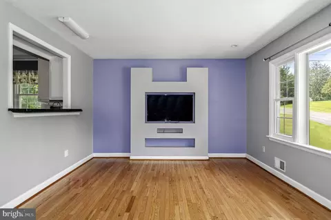 Living - 6211 Wolverton Ln, Clinton, MD 20735 photo 2 of 4