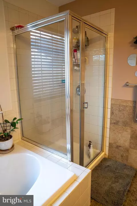 Bath - 15723 Chadsey Ln, Brandywine, MD 20613 photo 8 of 10