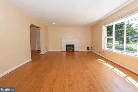 Living - 5902 Arbroath Dr, Clinton, MD 20735 photo 1 of 3
