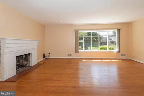 Living - 5902 Arbroath Dr, Clinton, MD 20735 photo 2 of 3