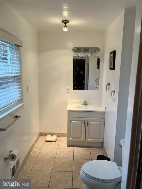 Bath - 8509 Perth Ln, Clinton, MD 20735 photo 2 of 3