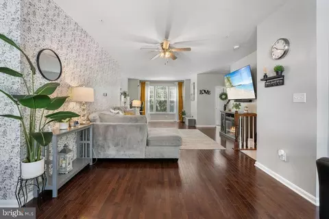 Entry Way - 9517 Smithview Pl, Lanham, MD 20706 photo 5 of 8