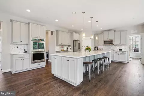 7910 Hubble Dr, Lanham, MD 20706