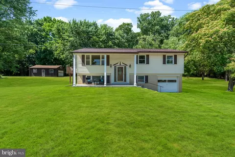 12100 Daisy Ln, Glenn Dale, MD 20769