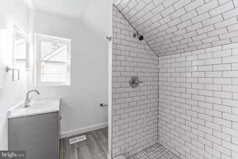 Bath - 4105 34th St, Mount Rainier, MD 20712 photo 3 of 4