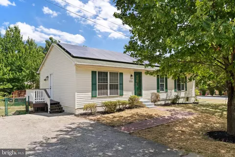 8600 Holly St, Laurel, MD 20707 photo 2