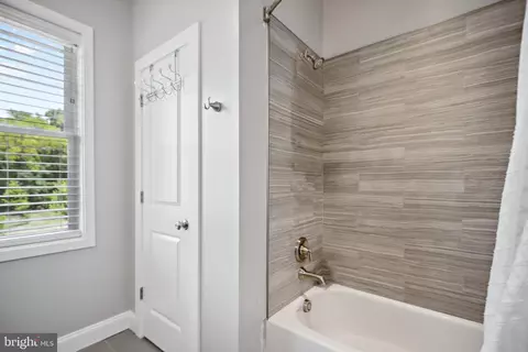 Bath - 2303 59th Pl, Cheverly, MD 20785 photo 2 of 7