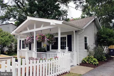 4806 Longfellow St, Riverdale, MD 20737