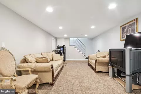 Entry Way - 7325 Oliver St, Lanham, MD 20706 photo 9 of 11