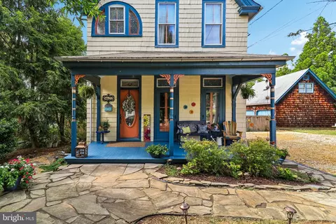 5622 Ruatan St, Berwyn Heights, MD 20740