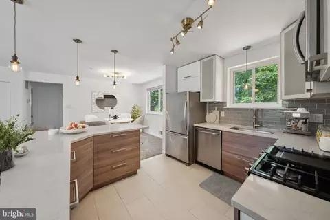 Kitchen - 8718 Deborah St, Clinton, MD 20735 photo 4 of 9